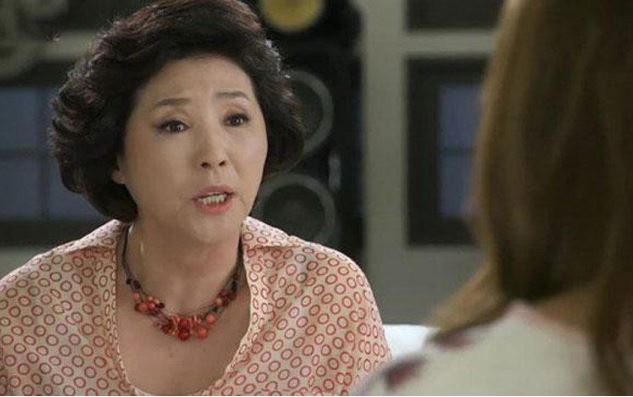 Mẹ chồng lên chăm cháu được 3 ngày, nghe chị hàng xóm hỏi han tôi đuổi khéo bà về quê