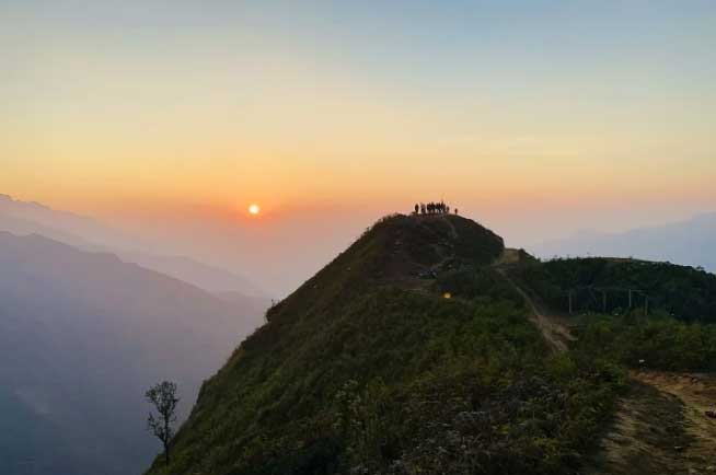 Săn mây trên 2 đoạn 'sống lưng khủng long' hùng vĩ, thách thức dân mê xê dịch
