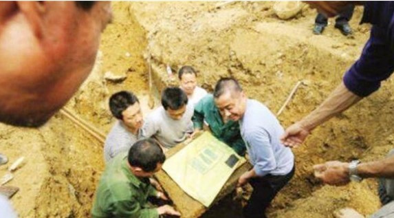 Đào móng xây nhà tìm thấy 'con lợn' kỳ lạ, chuyên gia tiết lộ lai lịch khiến người đàn ông bủn rủn tay chân