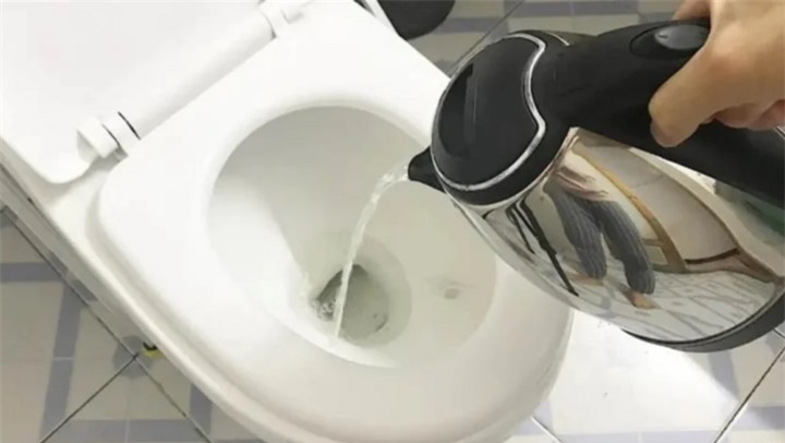 Tại sao phải đun nước sôi đổ vào bồn cầu khách sạn? Nhân viên dọn phòng lâu năm cho biết điều này giúp bảo vệ khách lưu trú.(Ảnh: Sohu)