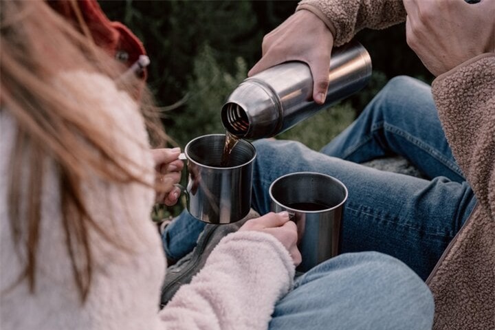 Bạn cần biết các mẹo làm sạch mùi hôi bình giữ nhiệt vì dụng cụ này thường có mùi khó chịu sau một thời gian sử dụng. (Ảnh: Pexels)