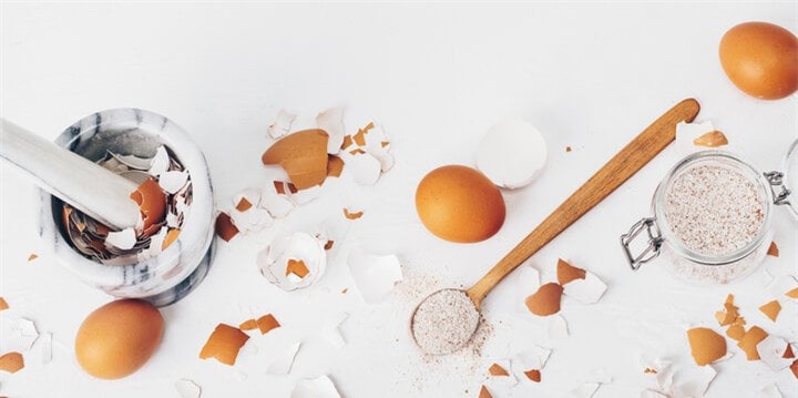 Mẹo khử mùi hôi bình giữ nhiệt bằng vỏ trứng gà và baking soda rất hiệu quả. (Ảnh: Kool8 water bottle)