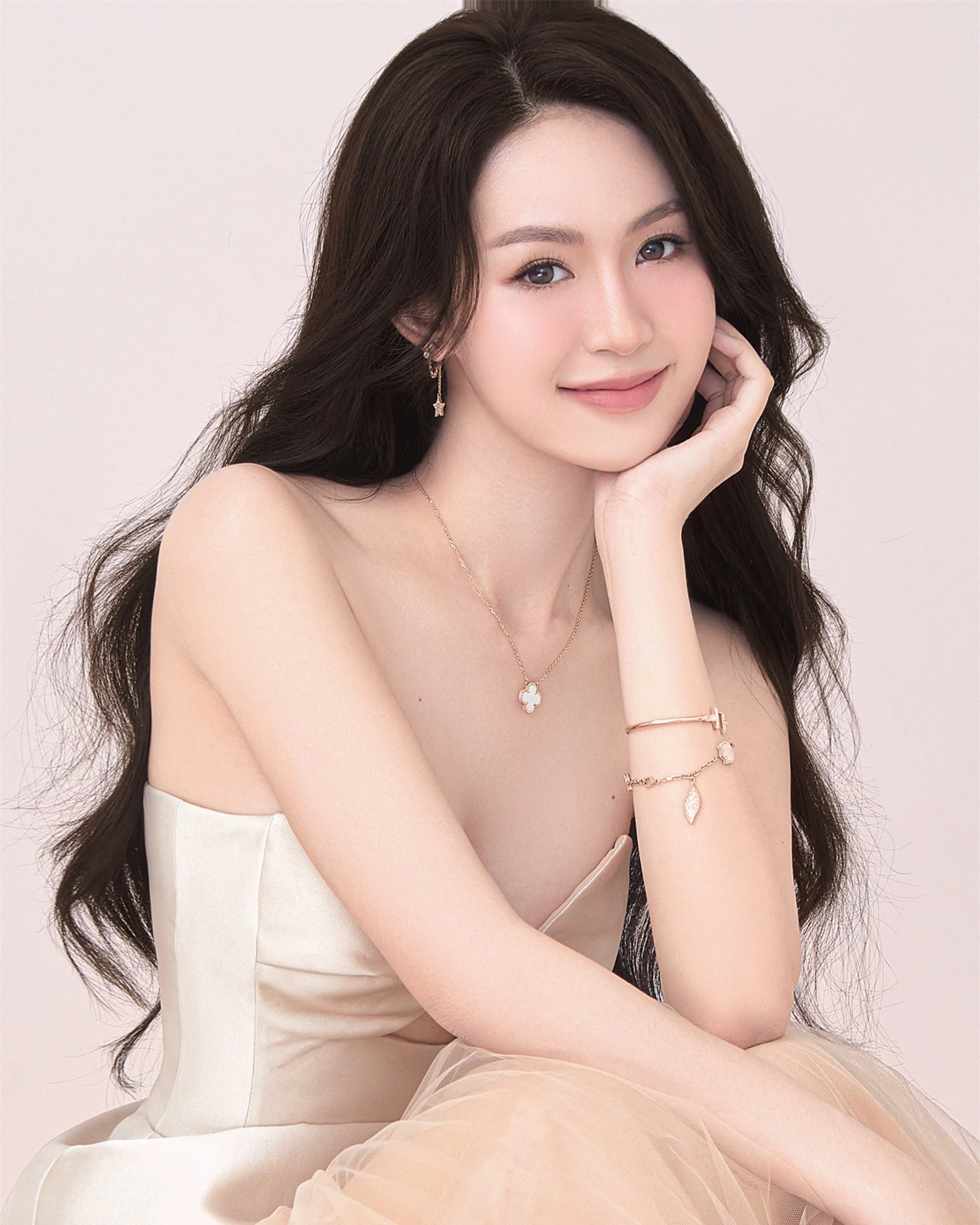 Nhiều người đẹp quen mặt thi Hoa hậu Hoàn vũ Việt Nam 2023 ảnh 2