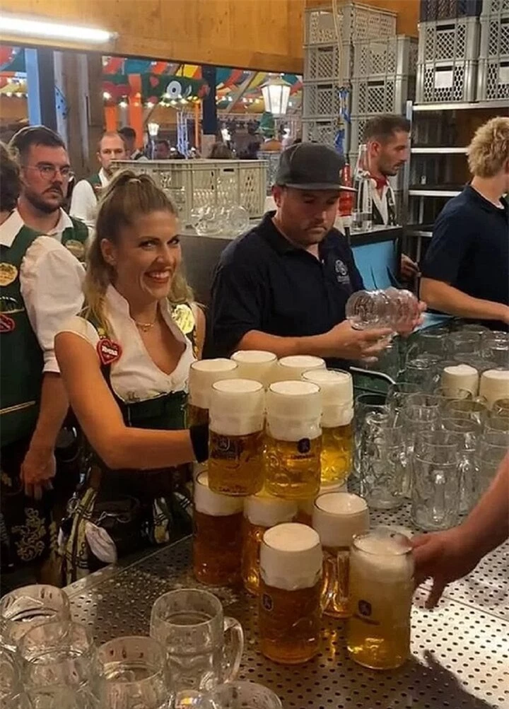 Verena sắp xếp 13 cốc bia gọn gàng trước khi bưng cho khách. (Ảnh: Daily Mail)