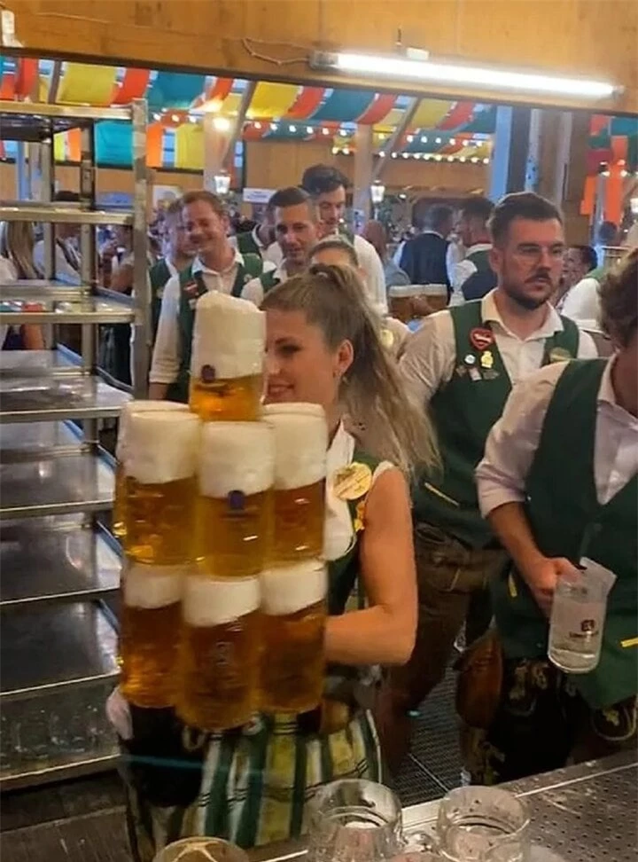 Verena di chuyển khéo léo với 13 cốc bia trên tay. (Ảnh: Daily Mail)