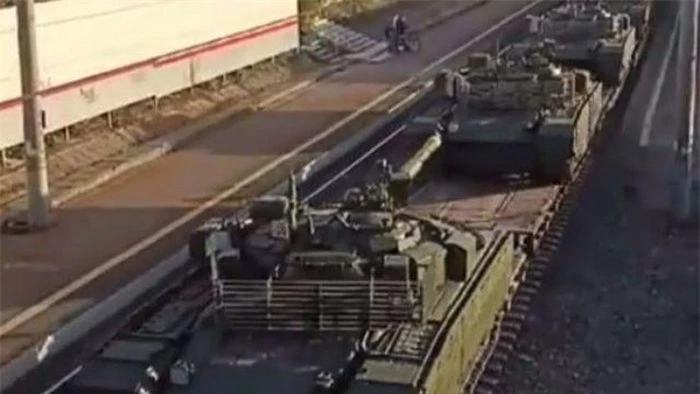 Lô hàng này bao gồm một số lượng nhỏ xe tăng T-80BVM và theo thông tin sơ bộ, chúng được dành cho các đơn vị thiết giáp Nga đang hoạt động tại chiến trường Ukraine.