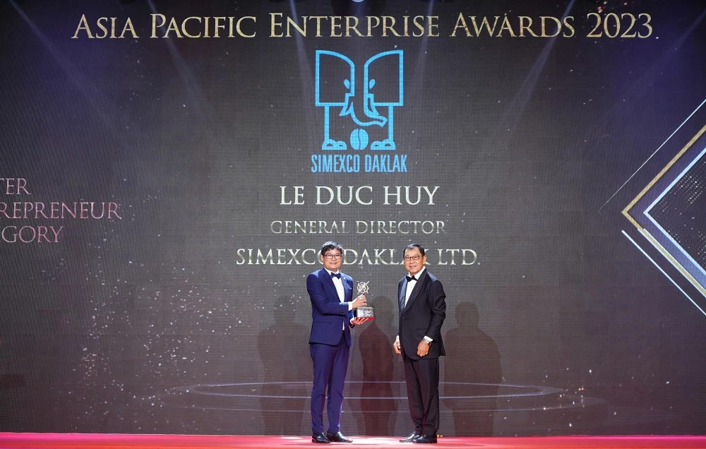 ông Lê Đức Huy - Tổng Giám đốc Simexco DakLak được vinh danh ở hạng mục "Doanh nhân xuất sắc Châu Á".
