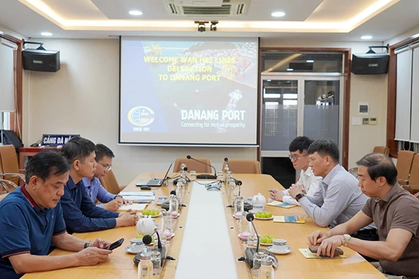 Đoàn công tác của hãng tàu Wan Hai làm việc với lãnh đạo Cảng Đà Nẵng ngày 6/10.