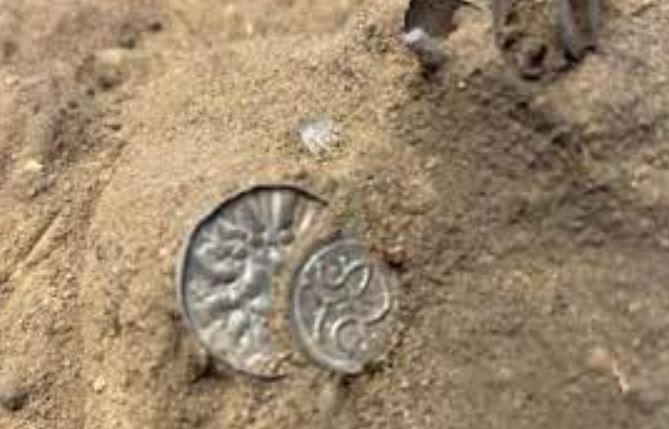 Vào lâu đài cổ tìm kim loại, cô gái phát hiện kho báu nghìn năm tuổi