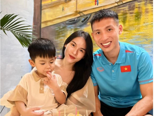 Kiếm cớ sửa đồ, chàng cầu thủ tán đổ cô gái bán quần áo: Tậu biệt thự hơn 10 tỷ sau hai năm kết hôn