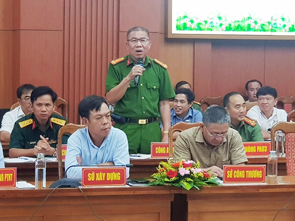 Thượng tá Hà Thế Xuyên - Trưởng Phòng Cảnh sát kinh tế, Công an tỉnh Quảng Nam phát biểu tại cuộc họp báo của UBND tỉnh chiều 5/10.