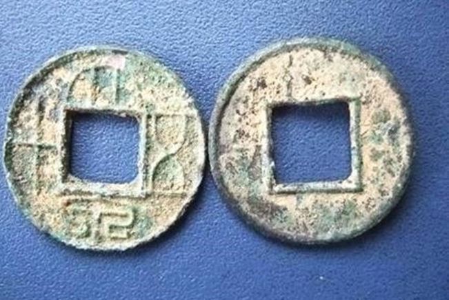 Xây nhà vệ sinh, vô tình phát hiện kho báu trị giá cả chục tỷ đồng