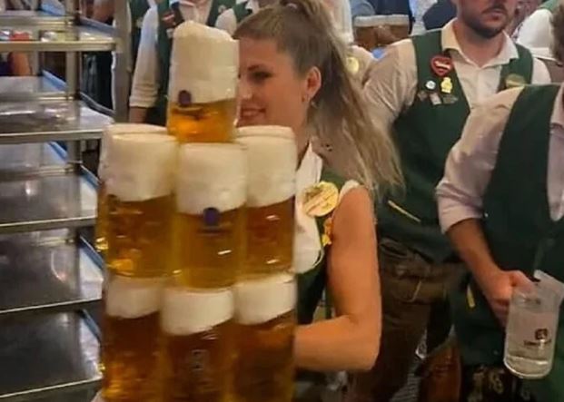 Nữ bồi bàn siêu khỏe bê một lúc 13 ly bia 'khổng lồ' gây sốt mạng
