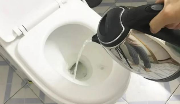 Khi nhận phòng khách sạn nên đun nước sôi rồi đổ vào toilet