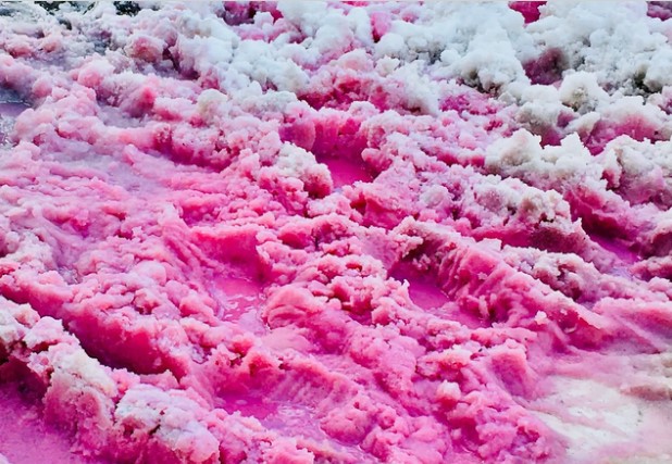 Hiện tượng tuyết hồng kỳ lạ trên các dãy núi: Đẹp mê man nhưng đồng thời là cảnh báo đỏ cho hành tinh chúng ta?