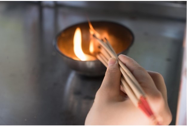 Nguồn gốc khó tin về nén hương và bí mật tâm linh phía sau, ai là tổ nghề hương ở Việt Nam?