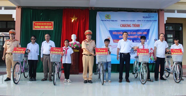 Đại diện Công ty CP Dầu khí Á Đông trao quà cho các em học sinh nghèo vượt khó của trường THCS Thiệu Duy.