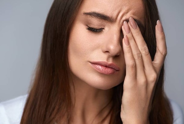 Thịt giật liên tục ở mắt, miệng, mặt, bắp tay chân, đùi... là điềm báo gì? Tốt hay xấu, có đáng lo không?