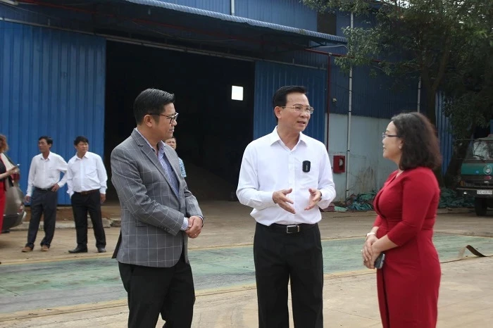 Ông Hồ Văn Mười - Chủ tịch UBND tỉnh Đắk Nông, đến thăm và làm việc trực tiếp với doanh nghiệp để tháo gỡ khó khắn, vướng mắc. Ảnh: Báo Đắk Nông.