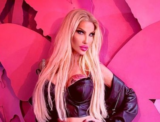 Vung 22 tỷ để sửa từng cm trên cơ thể, diện mạo sau 20 năm của 'cô nàng Barbie sống' giờ ra sao?