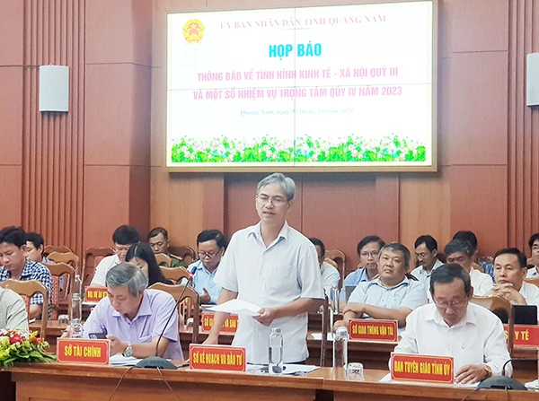 Phó Giám đốc Sở KHĐT Quảng Nam Nguyễn Hưng phát biểu tại buổi họp báo của UBND tỉnh về tình hình kinh tế - xã hội 9 tháng năm 2023.