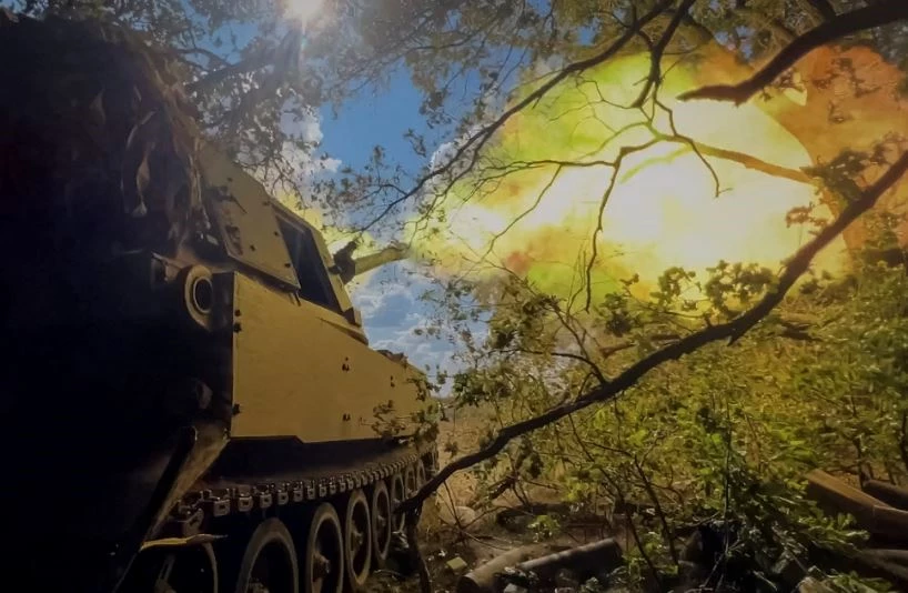 Ukraine khai hỏa lựu pháo tự hành M109 ở khu vực Donetsk. Ảnh: Reuters.