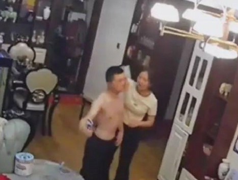 Làm trái ý vợ một chút là bị đánh, anh chồng vẫn không chịu ly hôn vì lý do này