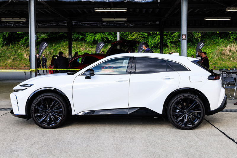 Ngắm SUV Toyota vừa ra mắt: Thiết kế đẹp như siêu xe, động cơ hybrid, giá dưới 1 tỷ đồng