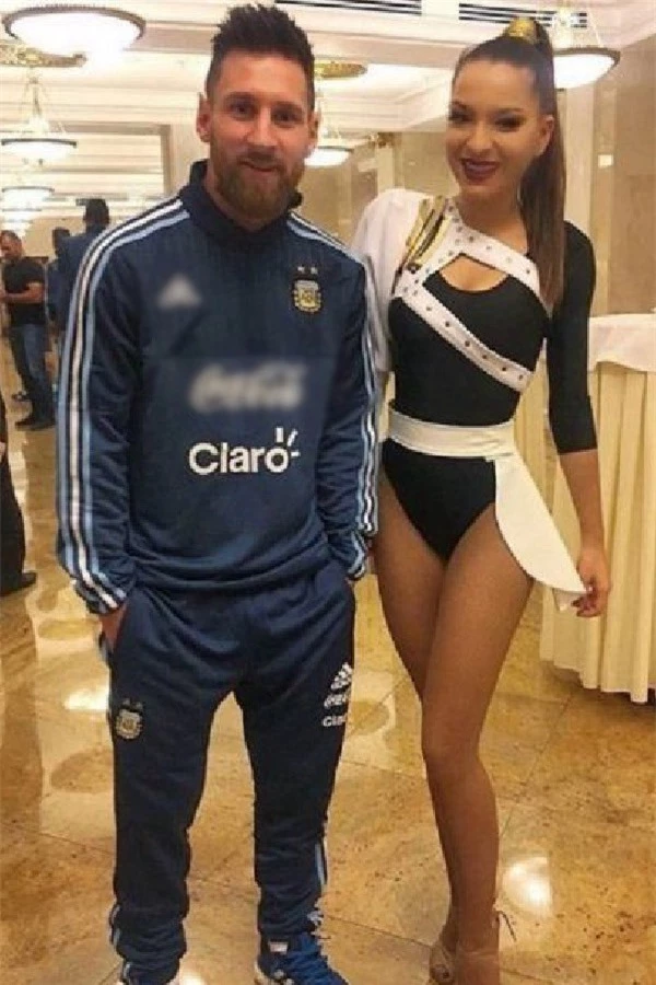 Messi ít chạm vào người phụ nữ khi chụp ảnh chung