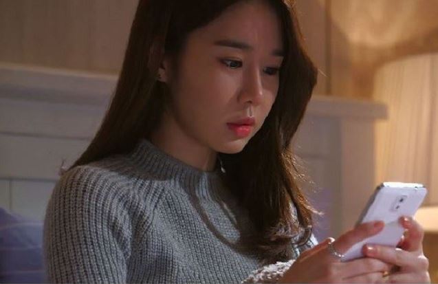 Con trai 7 tuổi lấy điện thoại của tôi nhắn tin cho bố, thấy tin nhắn trả lời tôi bật khóc