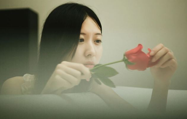 Vừa chấp nhận lời cầu hôn được một tuần, tôi đã “méo mặt” vì lời khẩn khoản van xin của bạn trai