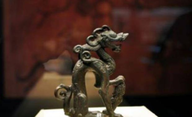 Lão nông vô tình đào được vật lạ, hàng đêm phát ra tiếng khóc làm cả nhà sợ hãi