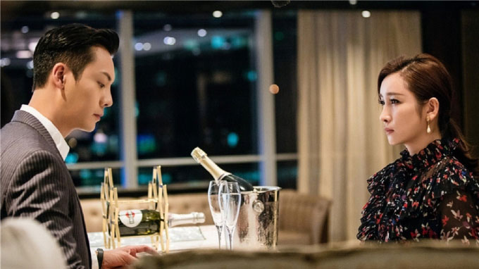 Ch&#x1ED3;ng &#x111;&#x1B0;a &#x111;i&#x1EC7;n tho&#x1EA1;i cho v&#x1EE3; t&#xF9;y &#xFD; chuy&#x1EC3;n kho&#x1EA3;n, ai ng&#x1EDD; l&#x1ED9; chi ti&#x1EBF;t &quot;&#x111;en t&#x1ED1;i&quot; khi&#x1EBF;n c&#xF4; ph&#x1EA3;i ra tay