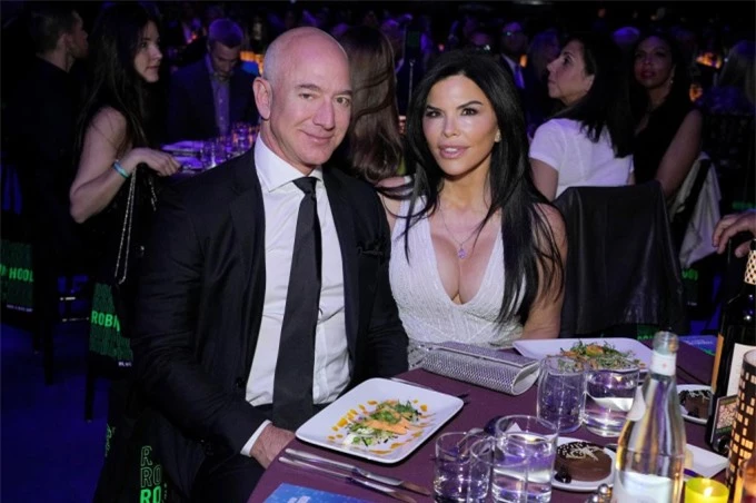 Jeff Bezos và vị hôn thê Lauren Sanchez 