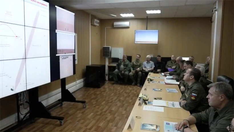 Phó Chủ tịch Hội đồng An ninh Liên bang Nga Dmitriy Medvedev theo dõi cuộc thử nghiệm tên lửa đánh đất trang bị cho tổ hợp phòng không S-400. ảnh 1