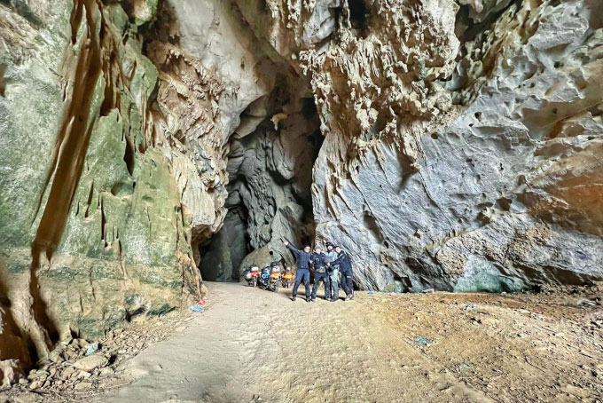 Con đường xuyên núi độc nhất ở Tây Bắc, không phải người nào cũng dám đi qua