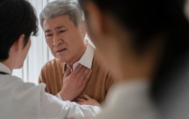 Hồi phục sau đột quỵ, bố chồng chuyển hết tài sản cho dâu đang bầu, không cho con gái 1 đồng