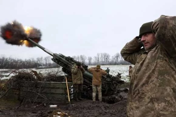 Lính Ukraine vận hành lựu pháo M777 Mỹ cung cấp.