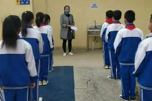 Chuyện thật như đùa: Học sinh muốn đi vệ sinh phải... xuất trình giấy phép!