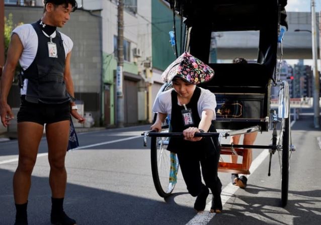Chùm ảnh những cô gái Nhật làm nghề phu kéo xe: Thân hình nhỏ bé kéo cỗ xe nặng hơn 2 tạ chở khách