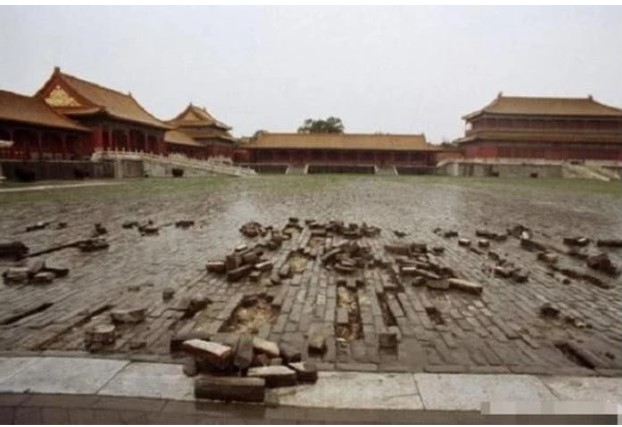 Sàn gạch ở Tử Cấm Thành rạn nứt hé lộ bí mật gây ngạc nhiên