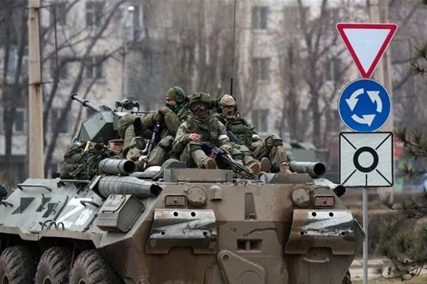 Xe quân sự Nga di chuyển trên tuyến đường gần Armiansk, Bán đảo Crimea, ngày 25/2/2022. (Ảnh: AFP)