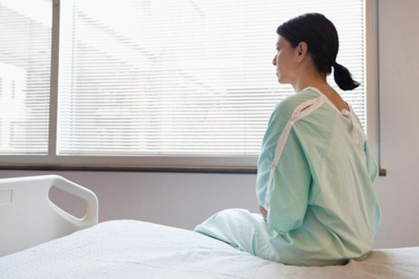 Nằm viện chồng không đoái hoài, không người chăm sóc, nhưng biết lý do không ai thương cảm