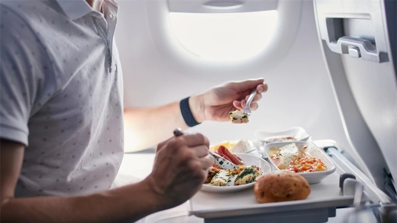 9 loại thực phẩm không bao giờ được ăn trên máy bay, bạn sẽ rùng mình khi biết lý do - 1