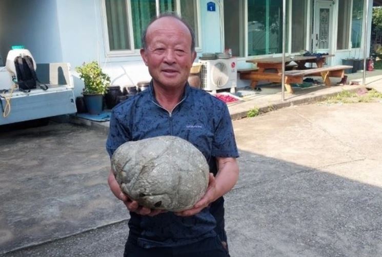 Lão nông "đổi đời" nhờ phát hiện vật thể giống tảng đá kỳ quái, giá gần 1 tỷ đồng/kg