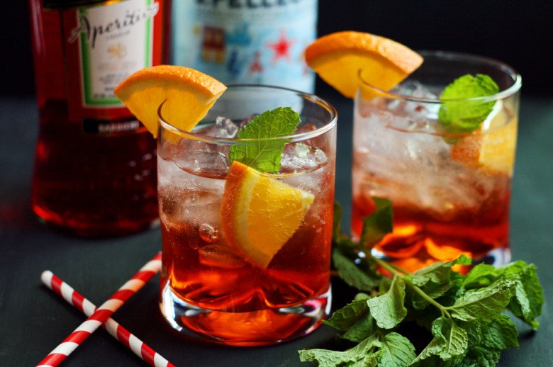 Đi bar chill cuối tuần, chị em nắm 3 thuật ngữ order cocktail này, vừa sành điệu nhưng vẫn dịu nhẹ, không sợ say