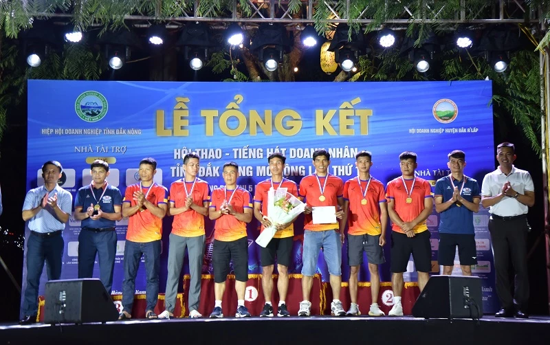 Đội bóng đá của Công ty Nhôm Đắk Nông giành giải Nhì.