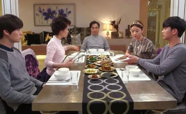 Ra mắt gia đình bạn trai, mẹ anh nhìn tôi một hồi rồi đưa ra điều kiện kết hôn khiến tôi ngỡ ngàng, bấn loạn