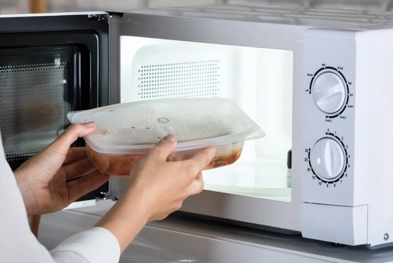 Đồ ăn đựng bằng gì dễ gây ung thư nhất khi quay lò vi sóng? Đáp án khiến ai nấy giật mình vì thói quen bấy lâu