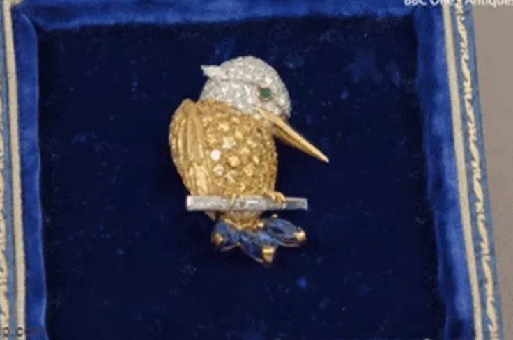 Đem món trang sức gia truyền đi thẩm định, bà mẹ dặn con trông coi cẩn thận khi biết giá trị của nó